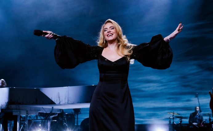 Adele during Weekend 40 performance